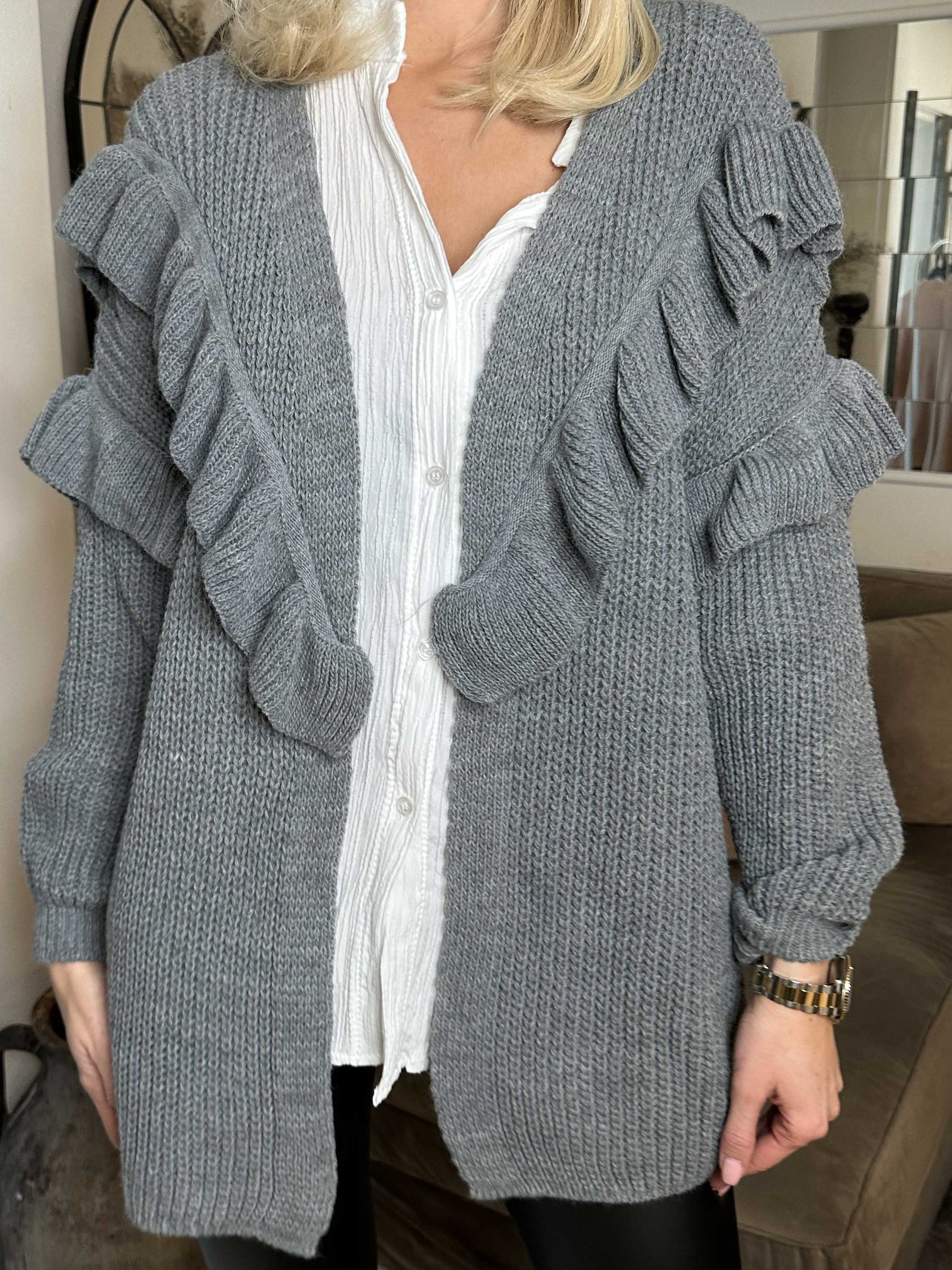 Ellis Cardigan - Fin stickad kofta med fina volangdetaljer